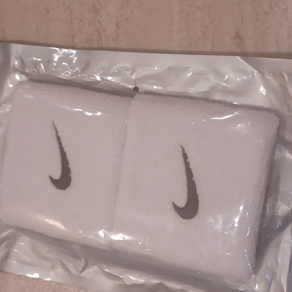 NWT Nike Unisex Wristbands - Picture 3 of 4